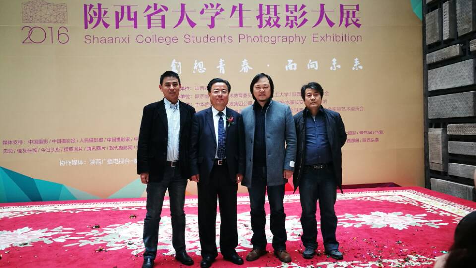 我校优秀指导教师与教育厅副厅长王海波合影留念
